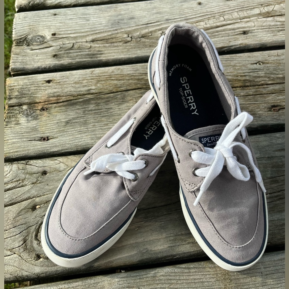 Women’s SPERRY Boat Shoe Loafers, gray w/white laces, very gently used, sz 7
